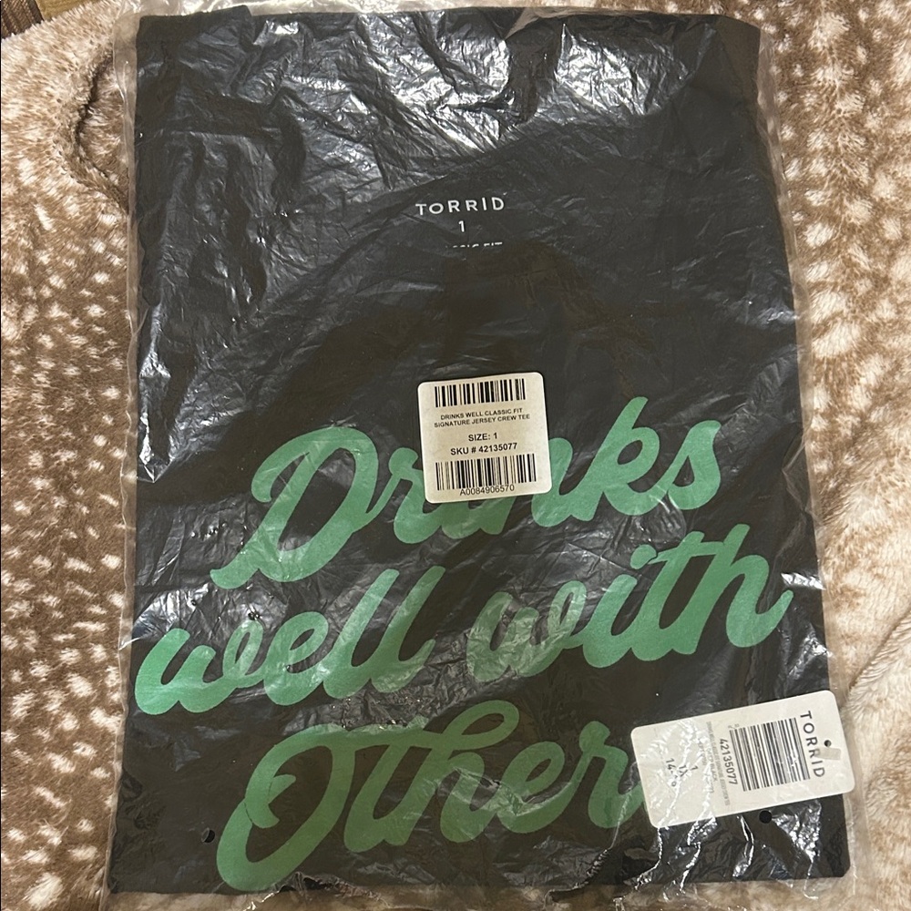 Torrid Black Tee drinks well with others Size 1